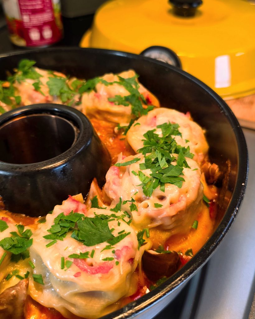 Überbackene Pasta-Schnecken mit Salsiccia-Füllung und Tomatensauce im Omnia Campingbackofen