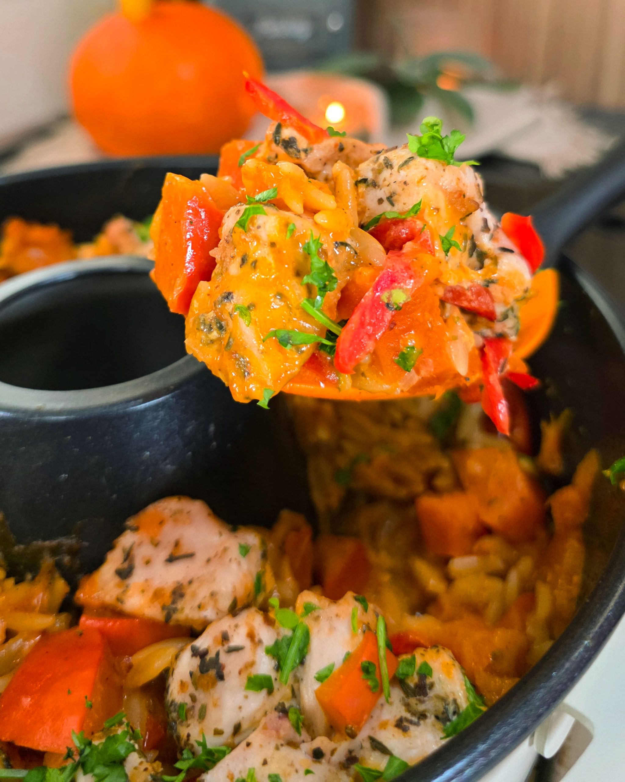 Cremiges Kürbis Hähnchen mit griechischen Kritharaki Nudeln im eckigen Roadbaker Campingbackofen.