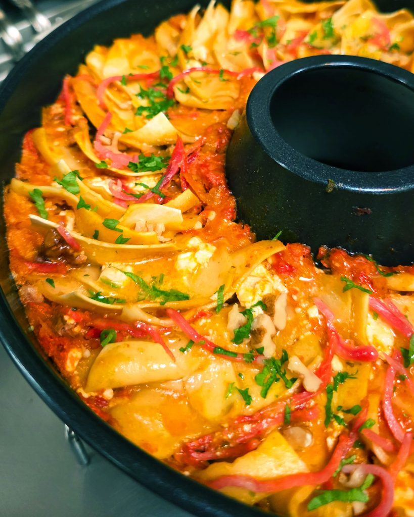 Saftige Kürbis-Lasagne mit goldbrauner Käsekruste im Roadbaker und Omnia Campingbackofen.