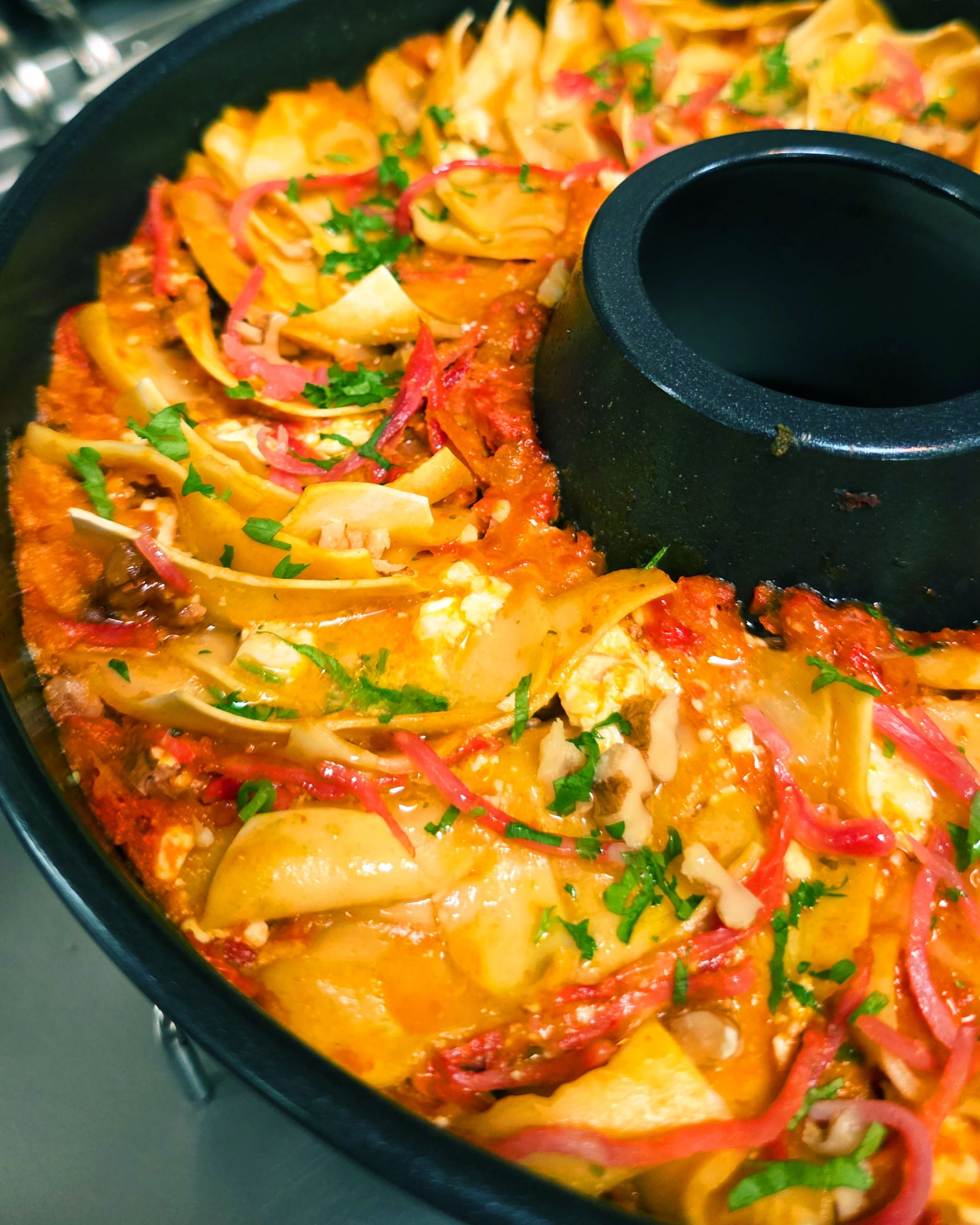 Wohnmobil auf einem idyllischen Bauernhof-Stellplatz von Landvergnügen