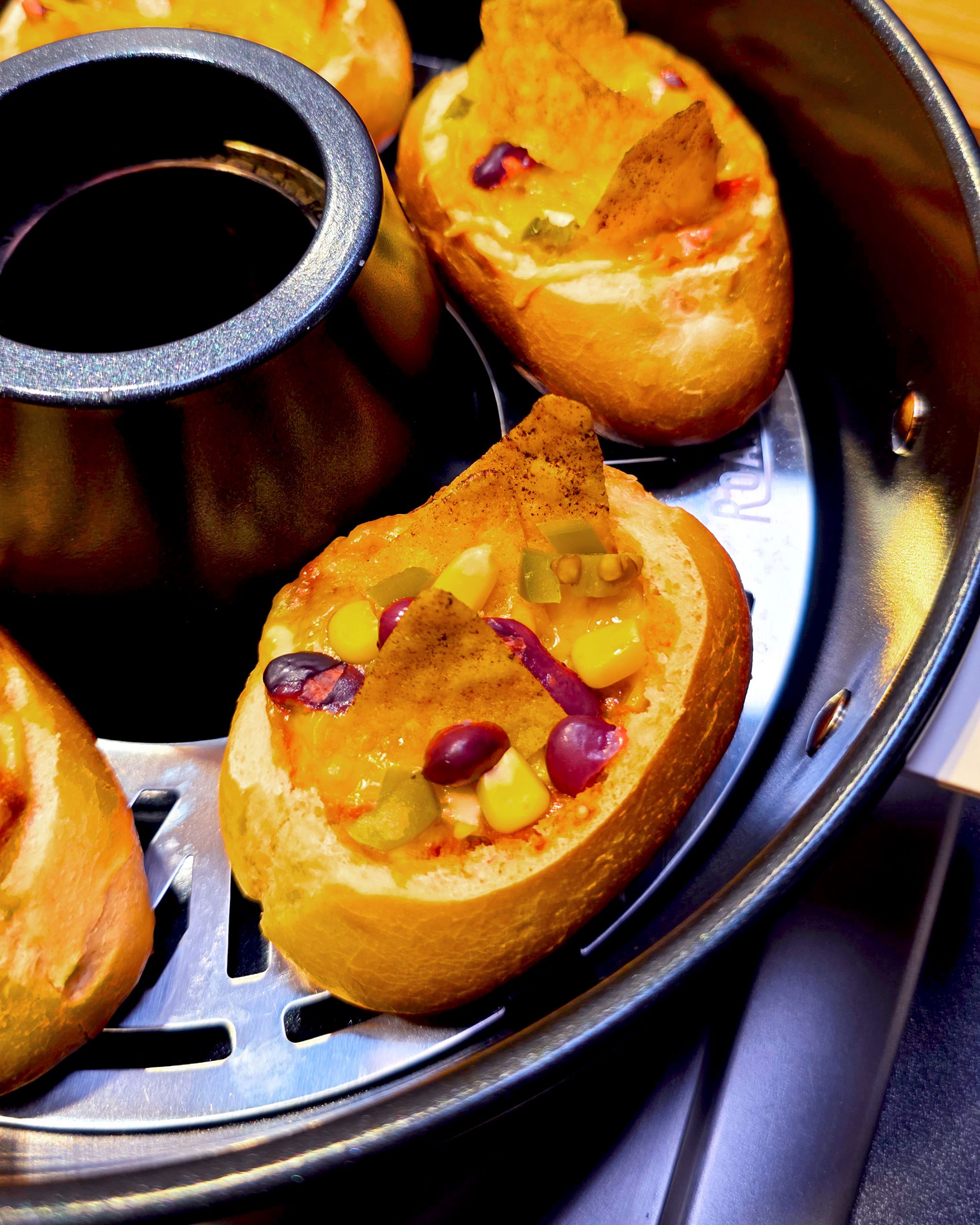 Gefüllte und überbackene Tex-Mex Brötchen mit Hackfleisch, Mais und Käse im Roadbaker Campingbackofen.