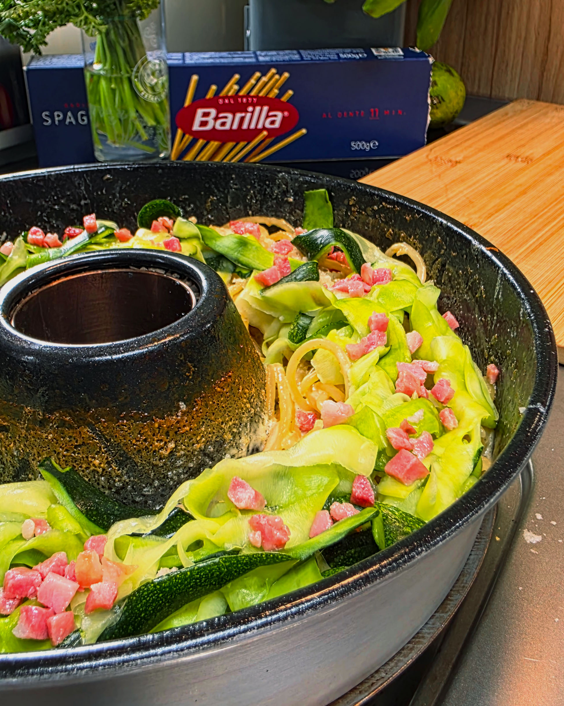Cremige Spaghetti mit Zucchini-Streifen und Speck im Carbonara Style, zubereitet im Omnia Campingbackofen.
