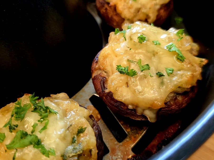 Gefüllte Champignons mit Zwiebeln und Käse im Roadbaker Campingbackofen zubereitet