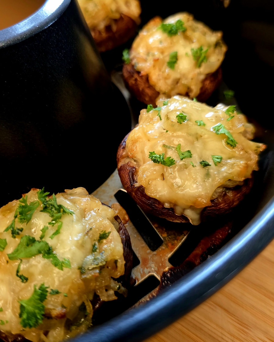 Gefüllte Champignons mit Zwiebeln und Käse im Roadbaker Campingbackofen zubereitet