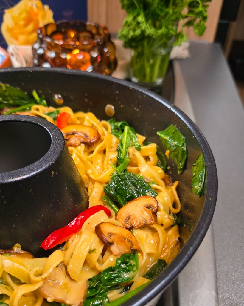 Cremige Obazda Pasta mit Paprika und Zwiebeln, goldbraun überbacken im Roadbaker Omnia Campingbackofen.