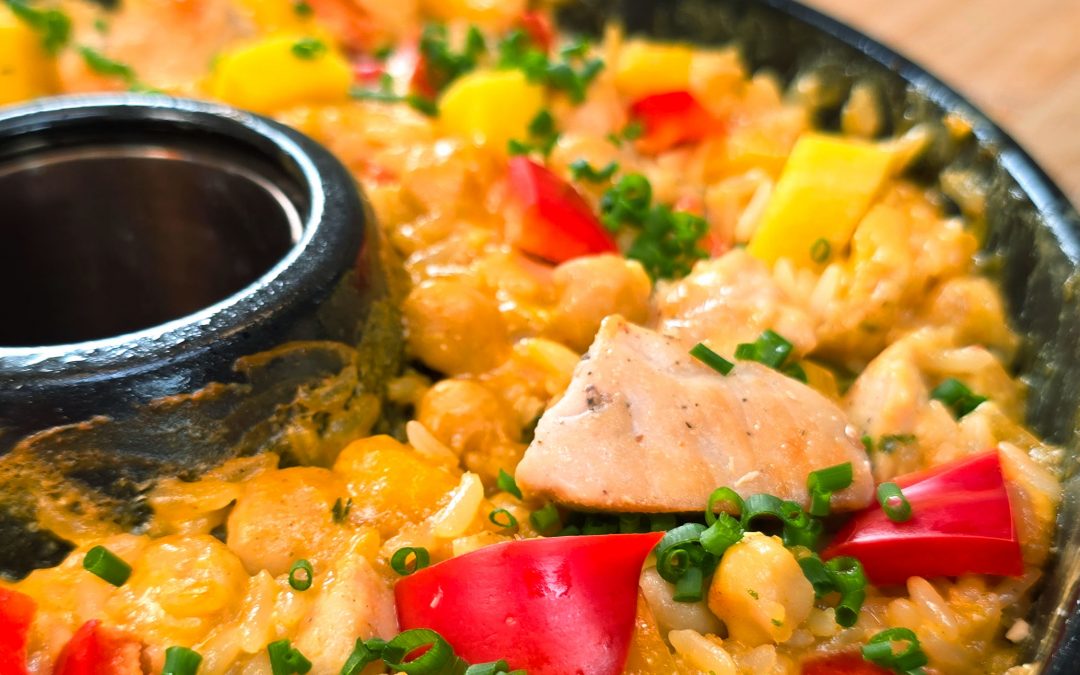 Chicken Mango Curry mit Reis, One Pot aus dem Omnia Campingbackofen