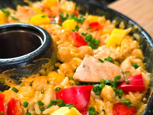 Chicken Mango Curry mit Reis, One Pot aus dem Omnia Campingbackofen