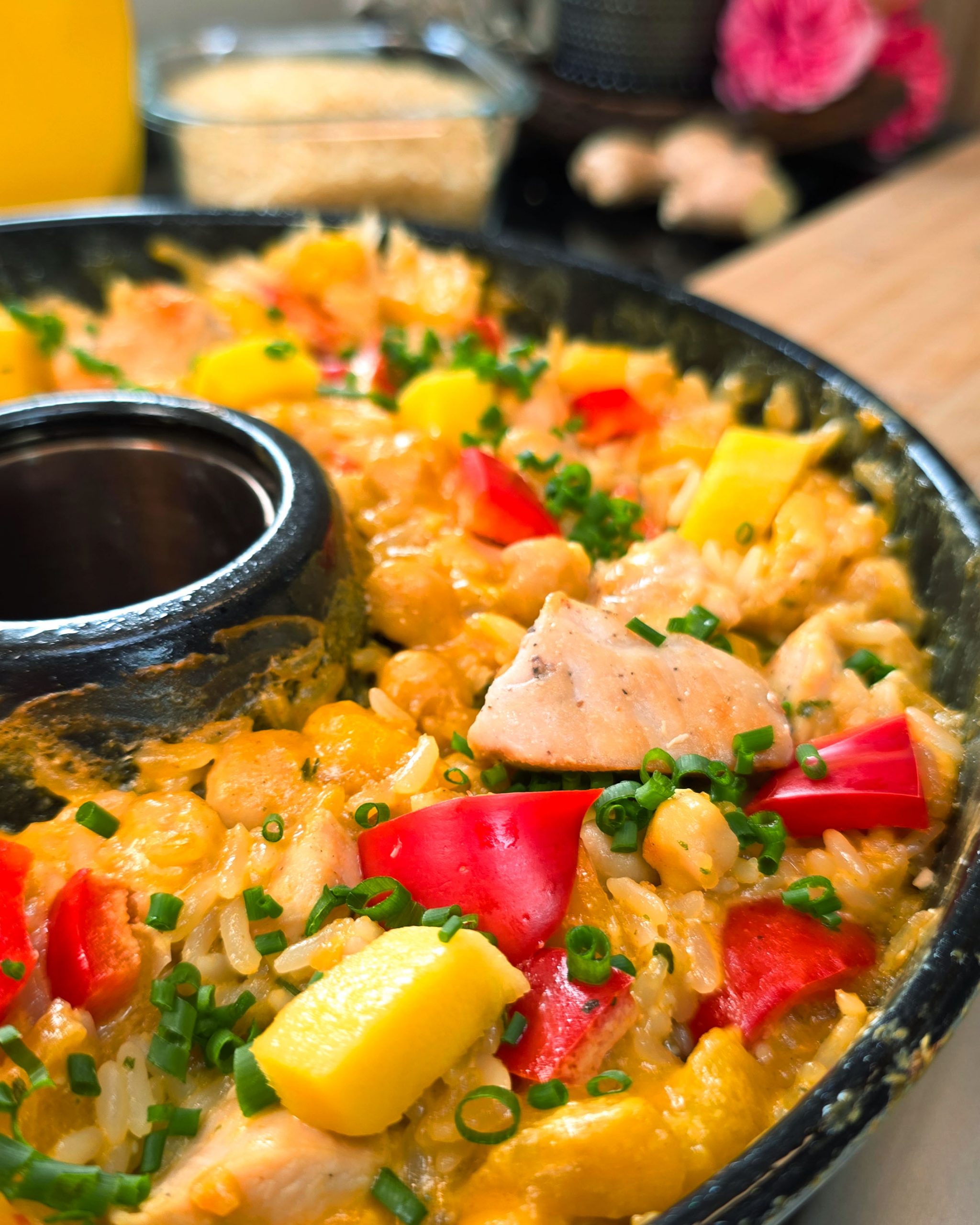 43_Chicken Mango Curry Omnia Campingbackofen Nahaufnahme einer cremigen Hähnchen-Mango-Curry-Portion, die direkt aus dem Omnia Campingbackofen entnommen wird.