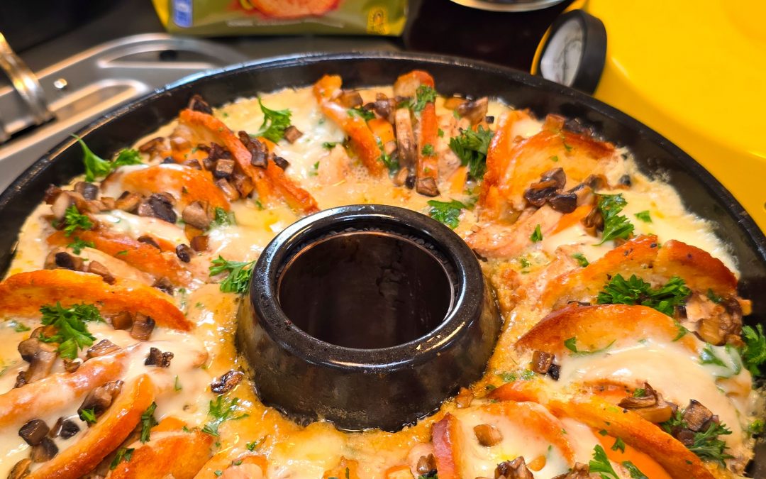 Cremiger Putenschnitzel-Auflauf mit Champignons und einer Kruste aus TUC Rolls im Omnia Campingbackofen