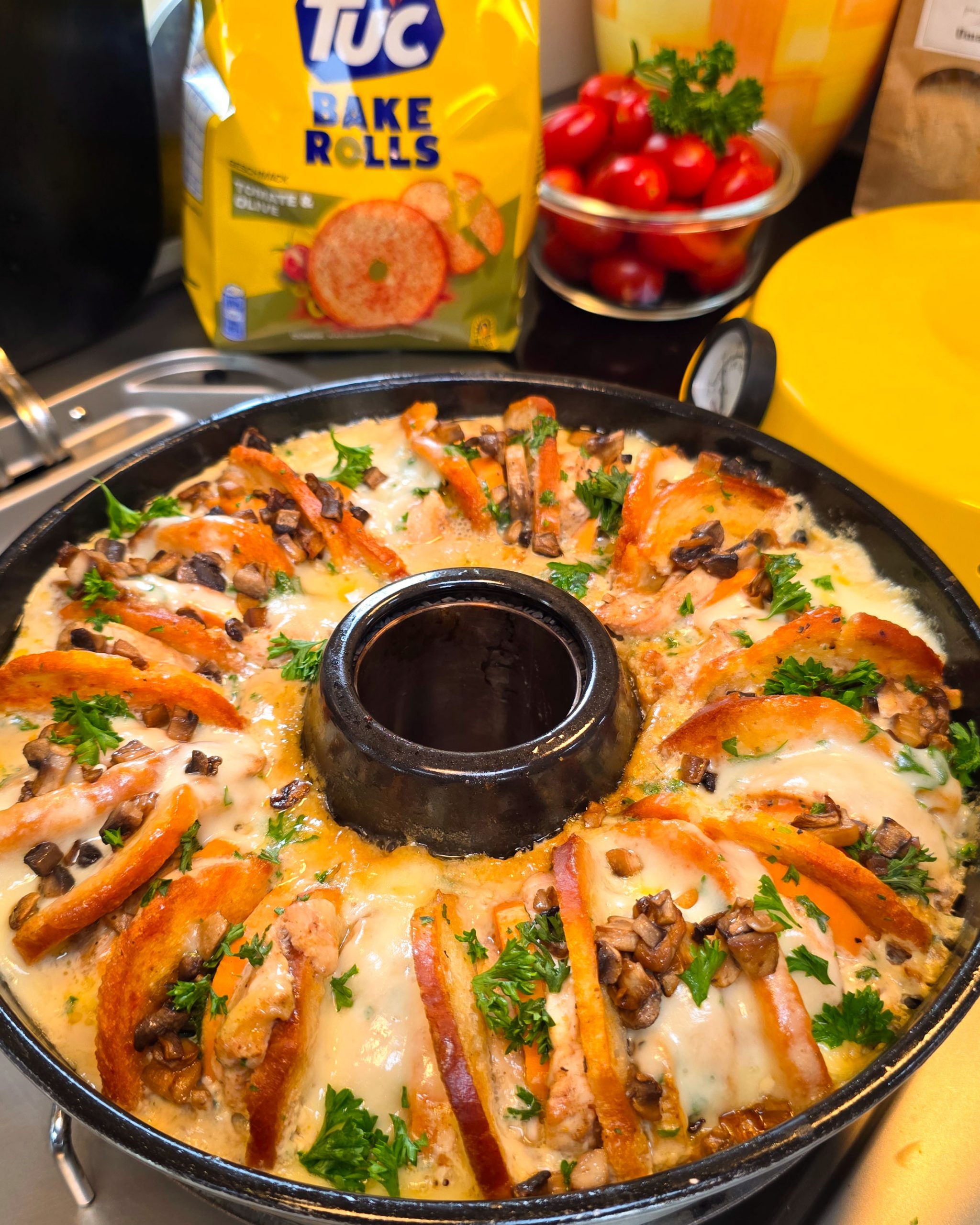 Cremiger Putenschnitzel-Auflauf mit Champignons und einer Kruste aus TUC Rolls im Omnia Campingbackofen