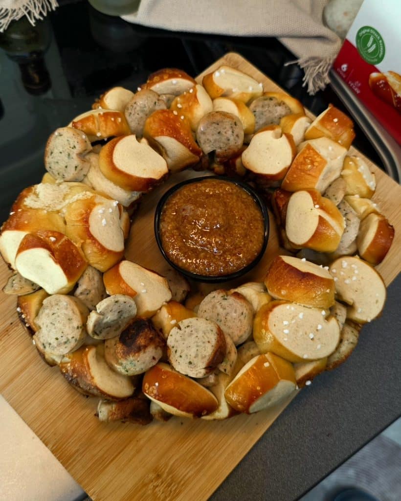 Herzhafter Weißwurst Laugenkranz mit süßem Senf, frisch gebacken im Campingbackofen.