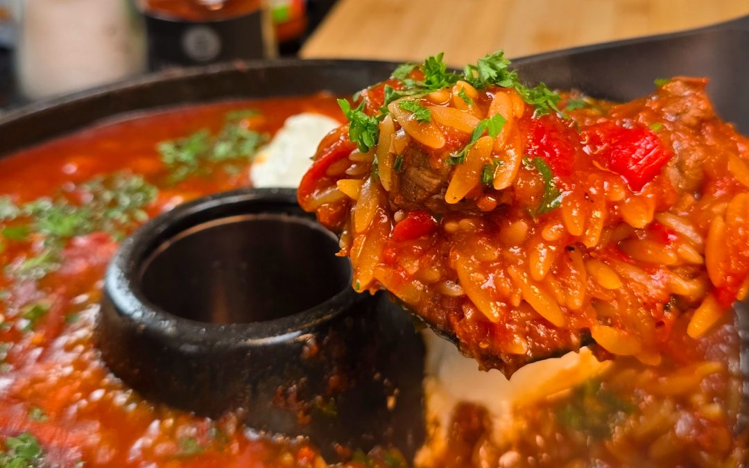 Gulasch mit Kritharaki Onepot aus dem Omnia Campingbackofen