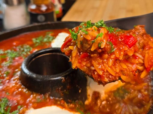 Gulasch mit Kritharaki Onepot aus dem Omnia Campingbackofen
