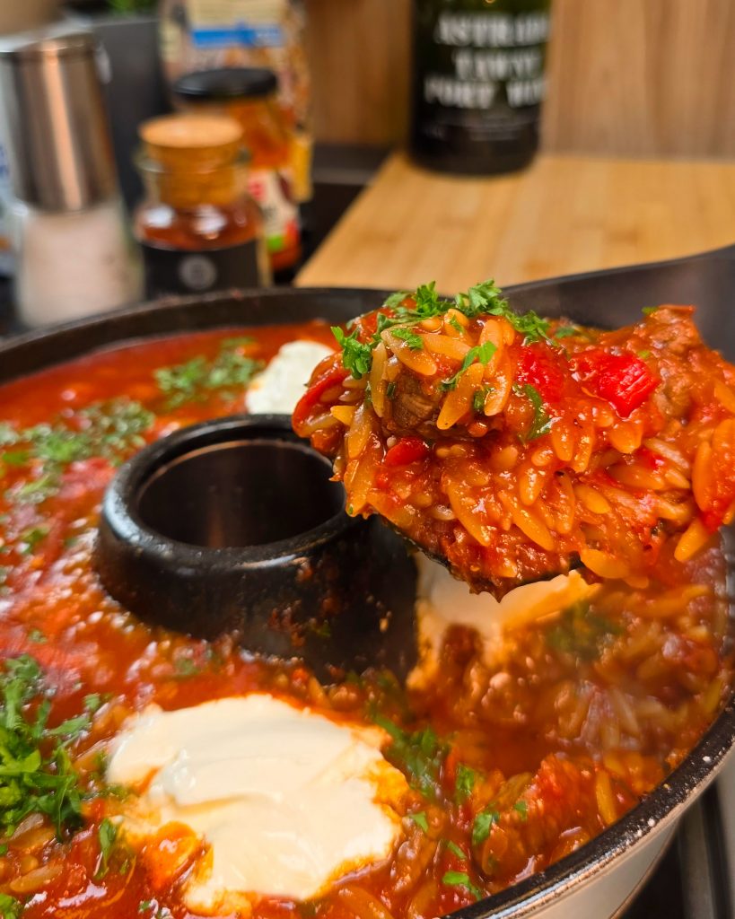 Herzhaftes Gulasch mit Kritharaki-Nudeln als One-Pot-Gericht im eckigen Roadbaker Campingbackofen.