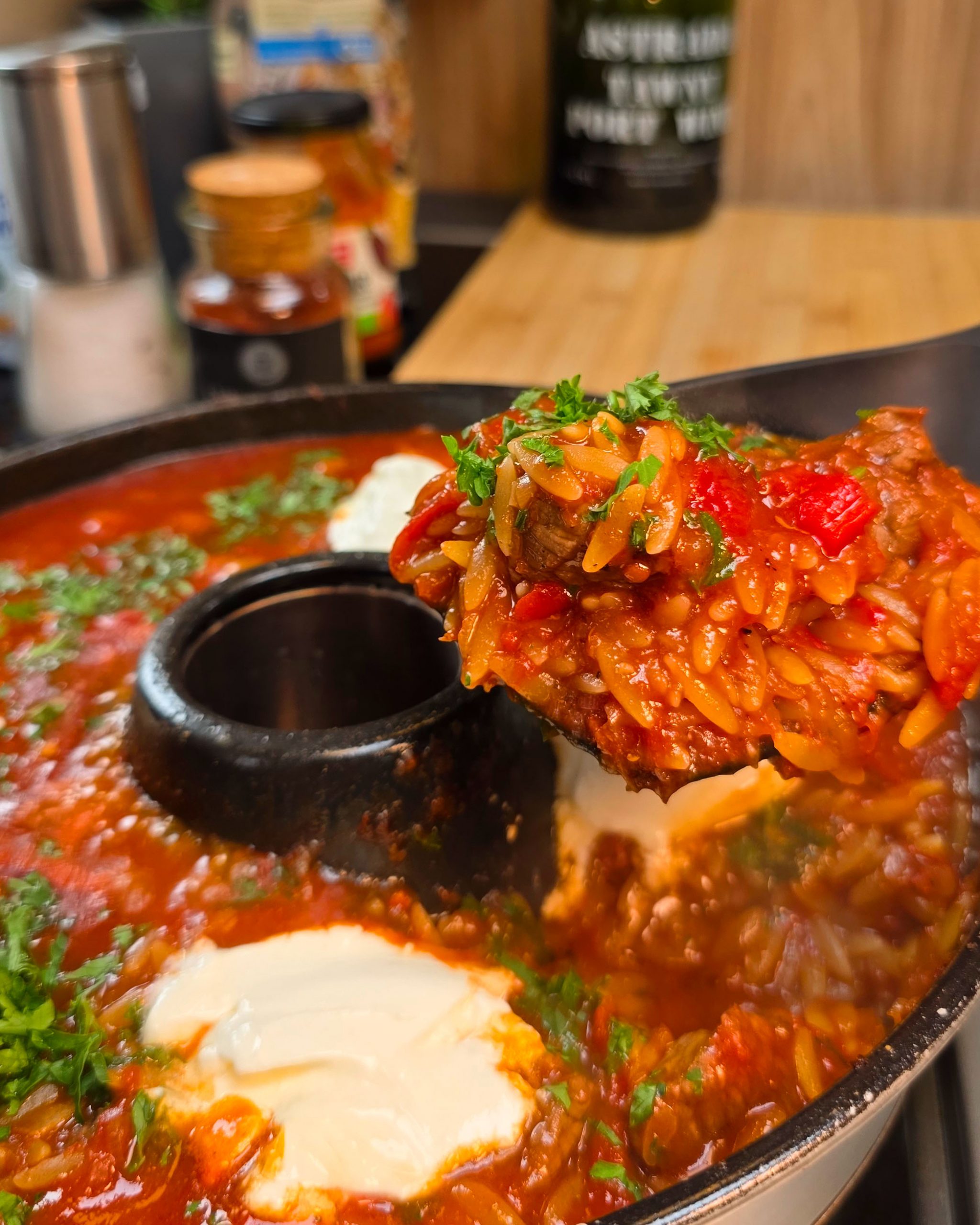 Herzhaftes Gulasch mit Kritharaki-Nudeln als One-Pot-Gericht im eckigen Roadbaker Campingbackofen.