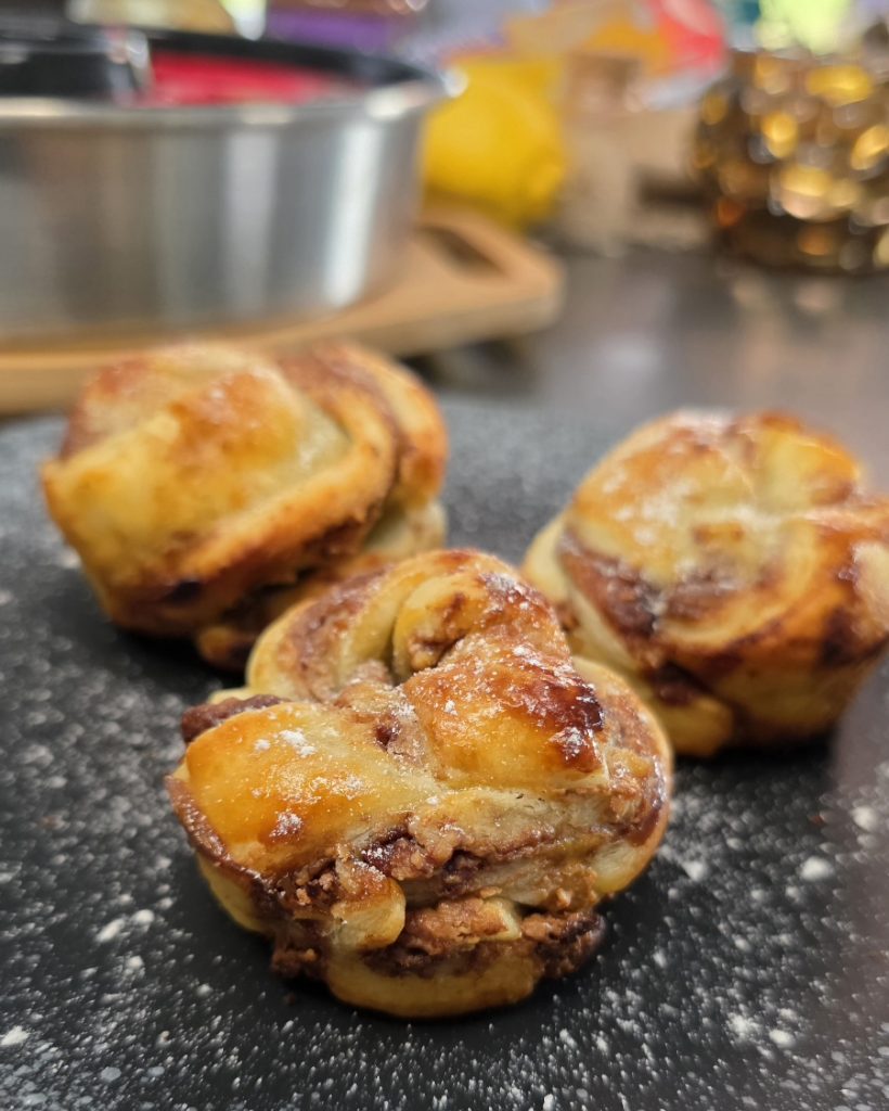 Knusprige Blätterteig Muffins mit geschmolzener Nuss-Nougat-Creme und Erdnussbutter im Omnia Campingbackofen