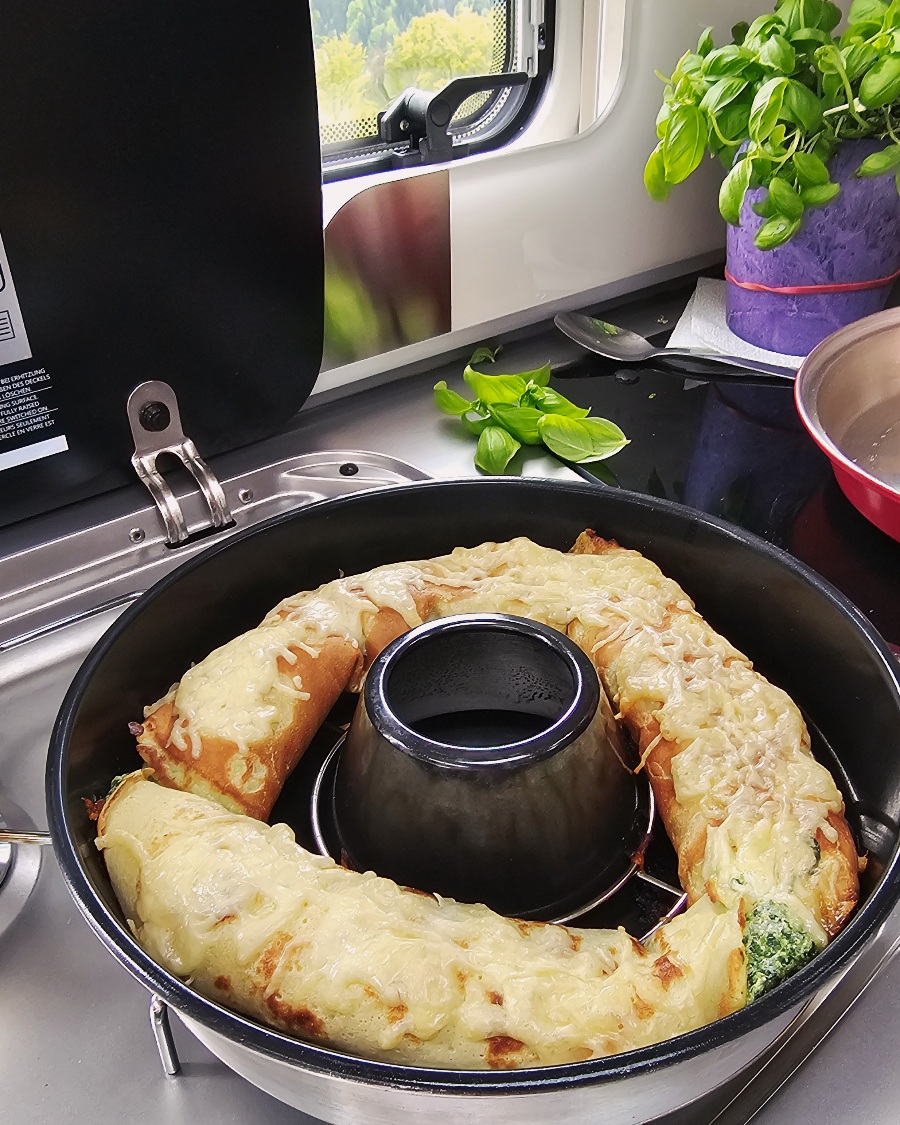 Herzhaft gefüllte Spinat Ricotta Pfannkuchen mit Käsekruste im Omnia Campingbackofen gebacken.