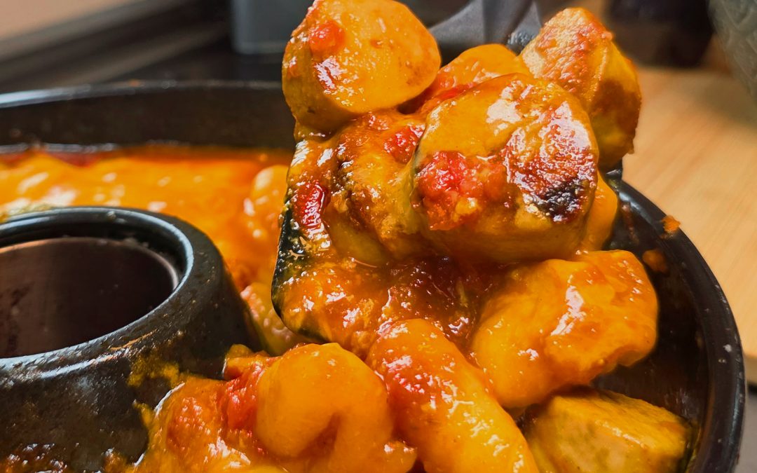 Currywurst Auflauf mit Gnocchi Onepot aus dem Omnia Campingbackofen