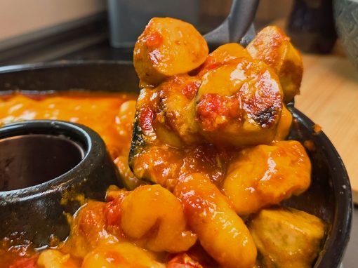 Currywurst Auflauf mit Gnocchi Onepot aus dem Omnia Campingbackofen