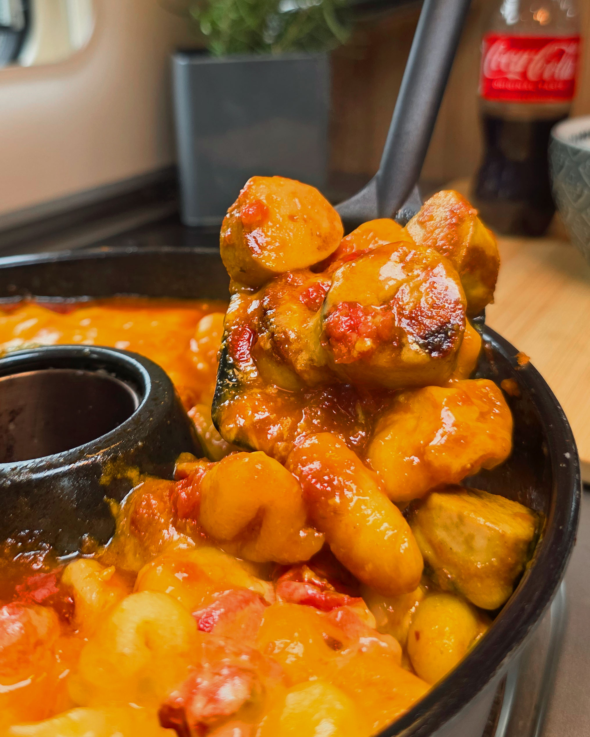 Herzhafter Currywurst Auflauf mit Gnocchi und geschmolzenem Käse im Omnia Campingbackofen.