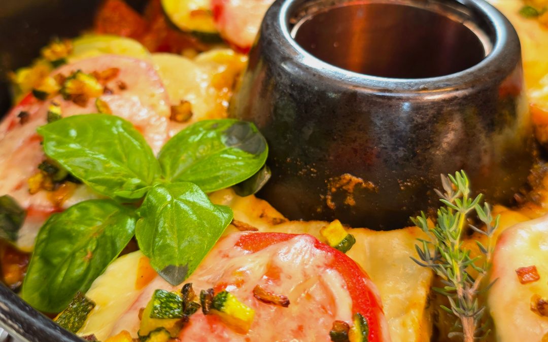 Maultaschen alla Caprese mit Zucchini aus dem Omnia Campingbackofen