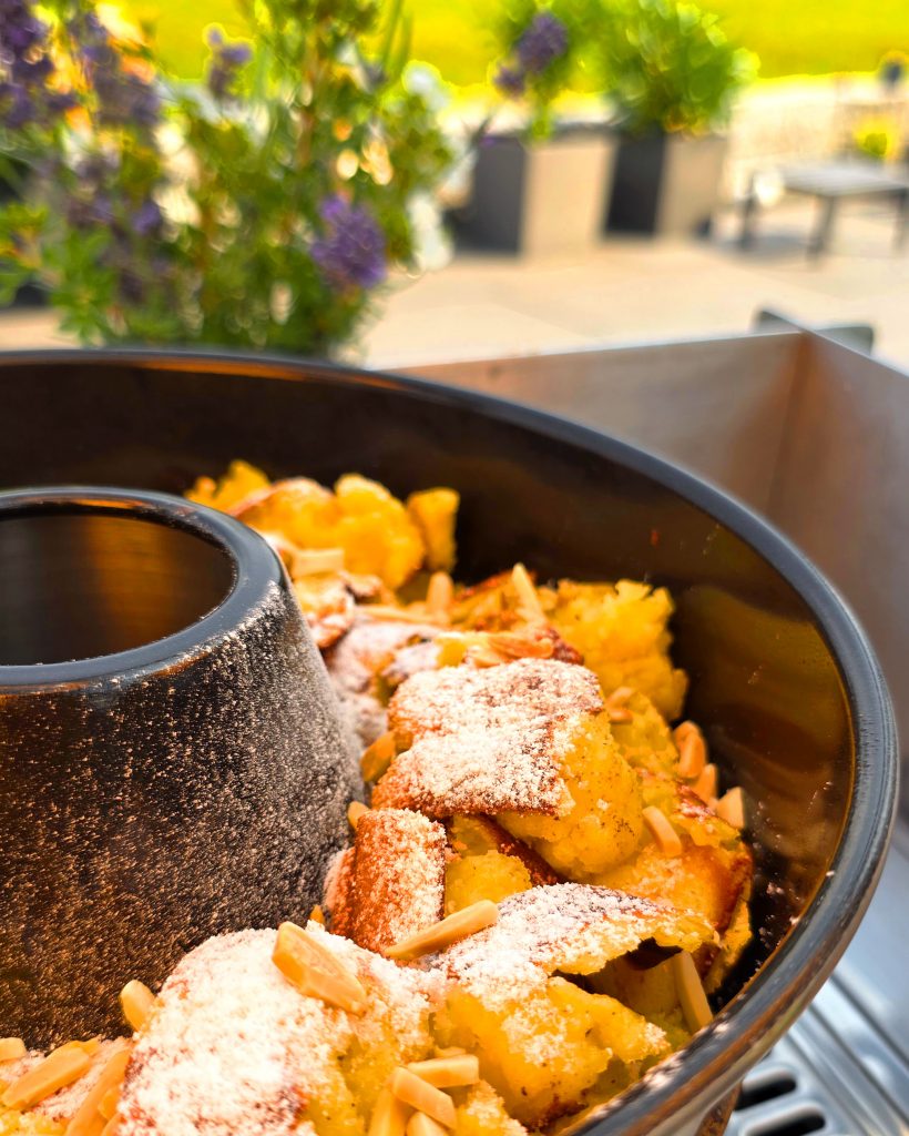 Fluffiger Kaiserschmarrn mit Puderzucker und Zwetschkenröster in der Omnia Silikonform.