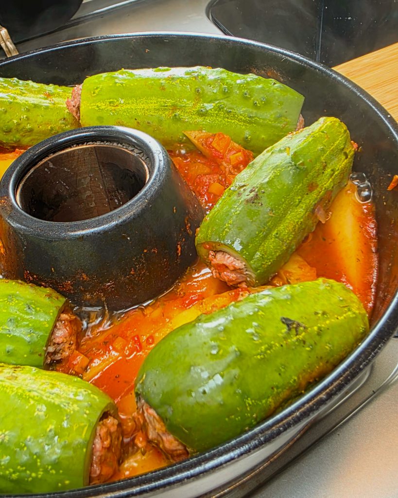 Herzhaft gefüllte Schmorgurken mit Hackfleisch oder Getreide, überbacken im Omnia Campingbackofen