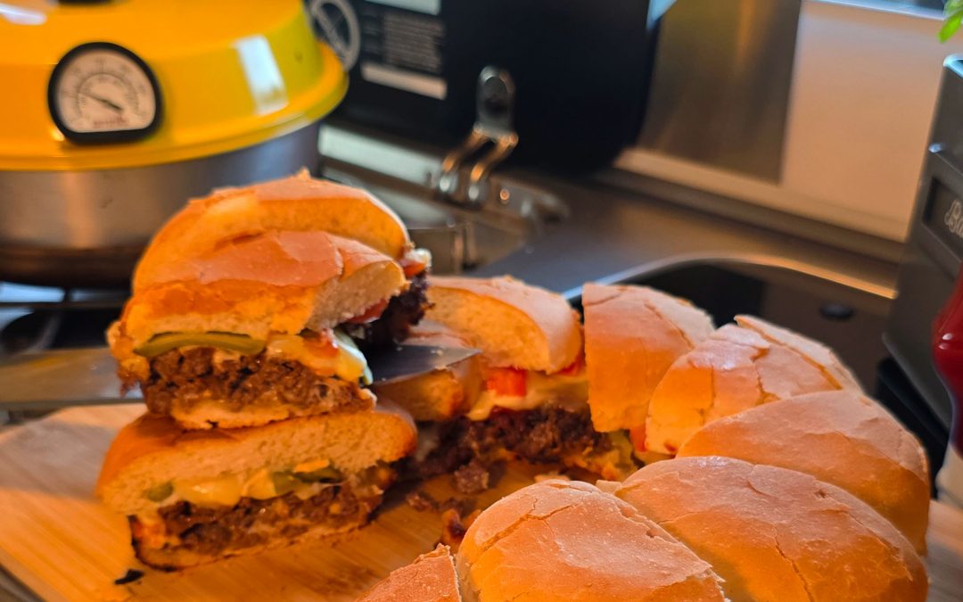 All-in-Omnia Burger: Saftige Ghetto Burger mit geschmolzenem Käse, direkt im Omnia Campingbackofen gebacken.