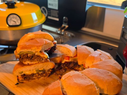 Der erste All-in-OMNIA Burger / Ghetto-Burger aus dem Omnia Campingbackofen