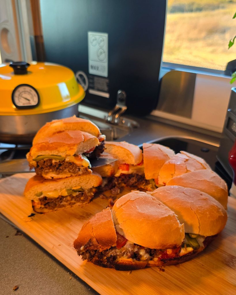 All-in-Omnia Burger: Saftige Ghetto Burger mit geschmolzenem Käse, direkt im Omnia Campingbackofen gebacken.
