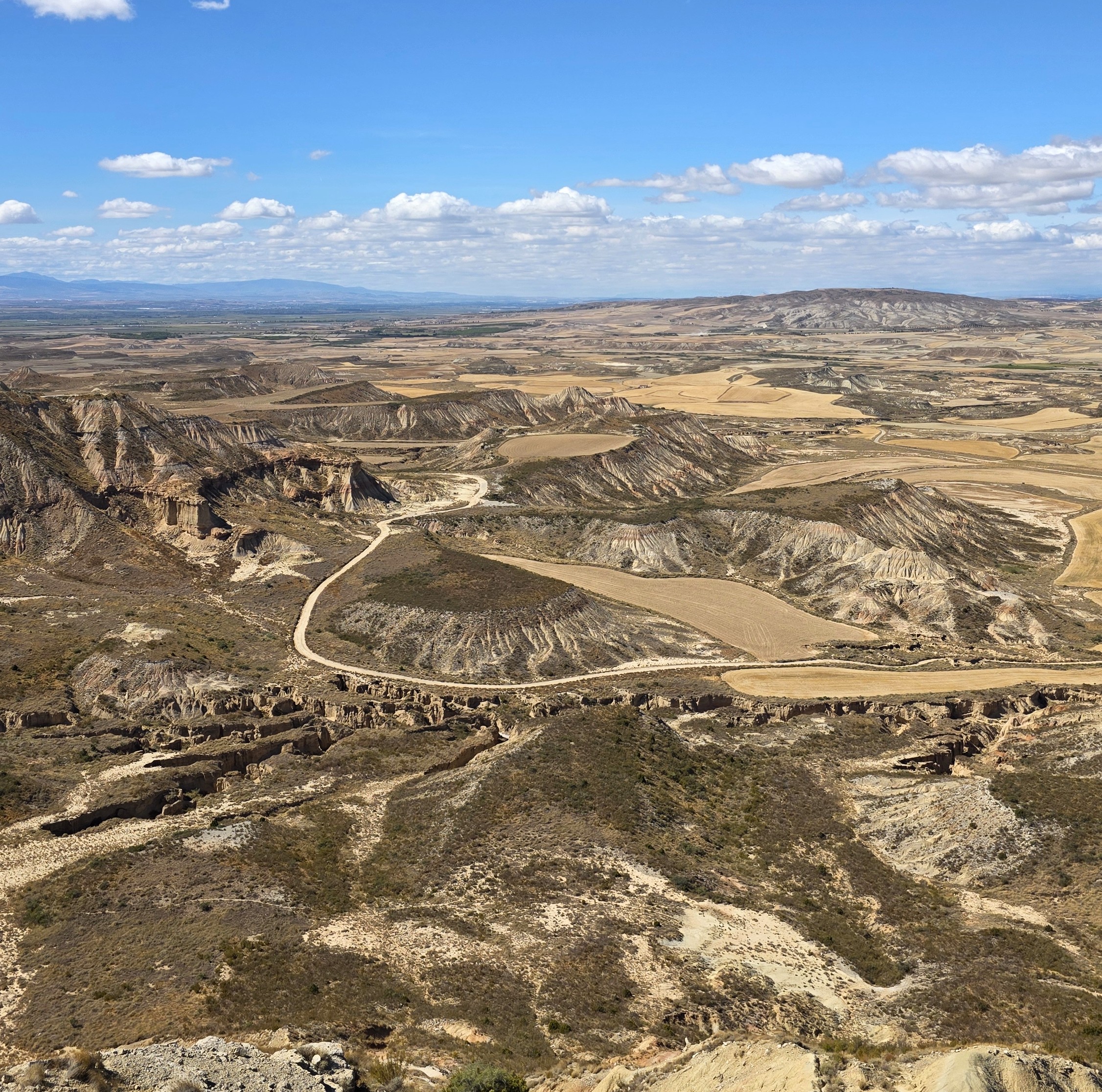 Schotterpiste durch die trockene Landschaft