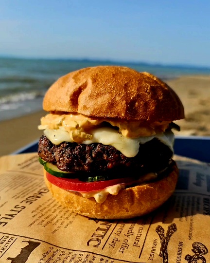 Beach Burger – Klassischer Cheeseburger vom Big Green EGG MiniMax / Grill