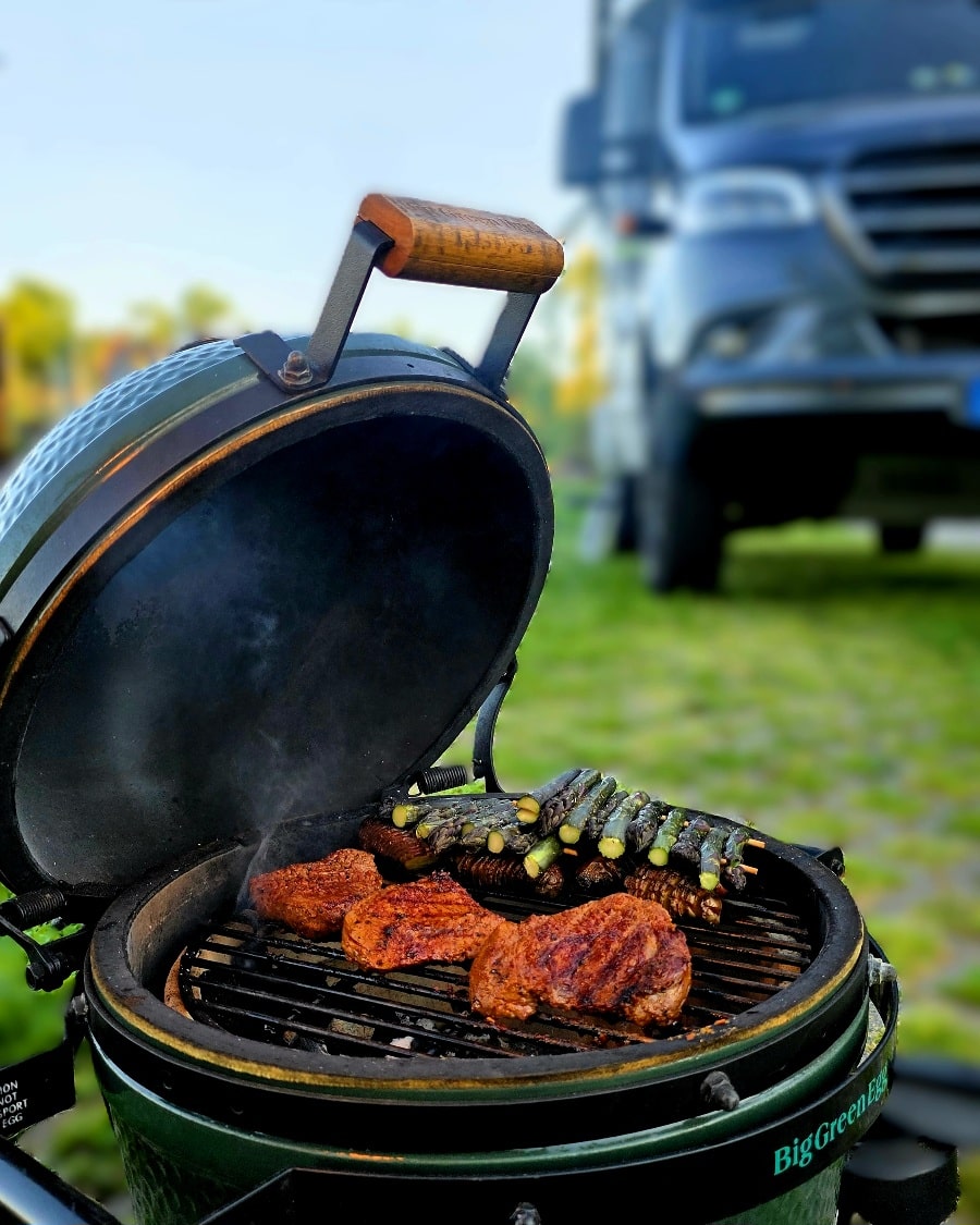 Big green egg bild vor dem Wohnmobil für rezepte seite.jpg
