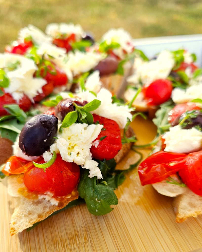 Caprese_Baguette_Albzarella Knuspriges Caprese-Baguette mit karamellisierten Cocktailtomaten, Büffelmozzarella, Rucola und Oliven als einfaches Sommerrezept für Camping und Vanlife.