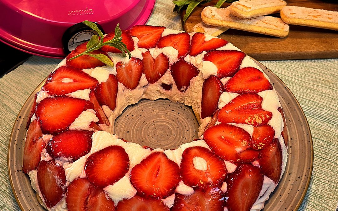 Erdbeertorte aus dem Omnia Campingbackofen mit frischen Erdbeeren und Creme