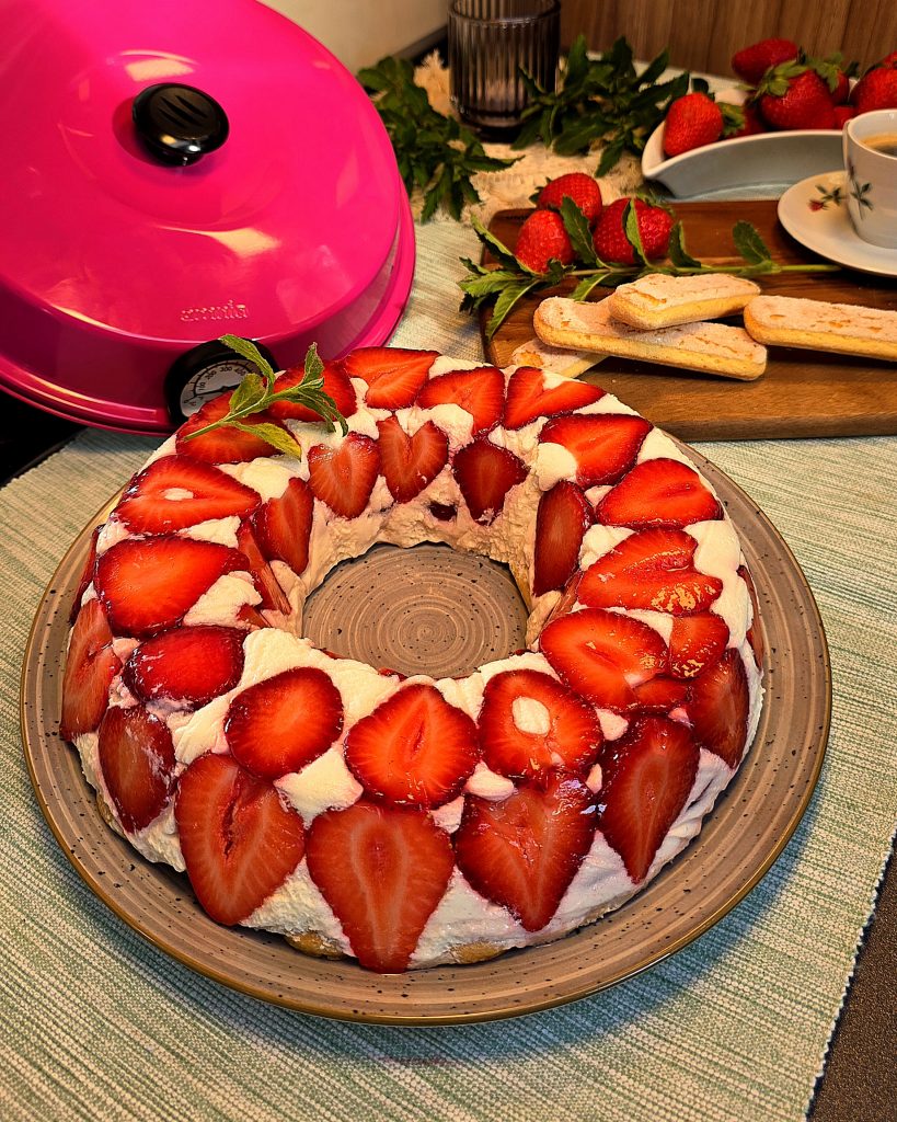 Erdbeertorte aus dem Omnia Campingbackofen mit frischen Erdbeeren und Creme