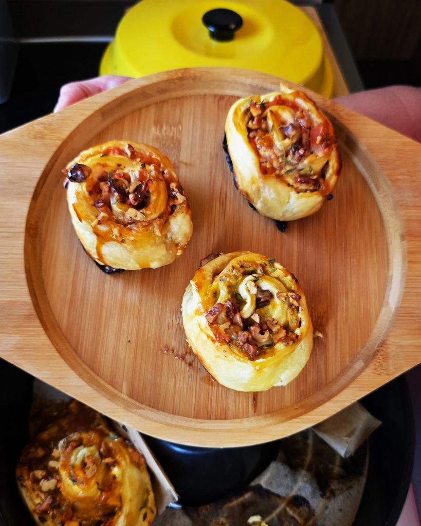 Feigen-Schnecken aus dem Omnia Campingbackofen, gefüllt mit Ziegenfrischkäse, Pecorino, Honig, Walnüssen und Thymian, frisch gebacken.
