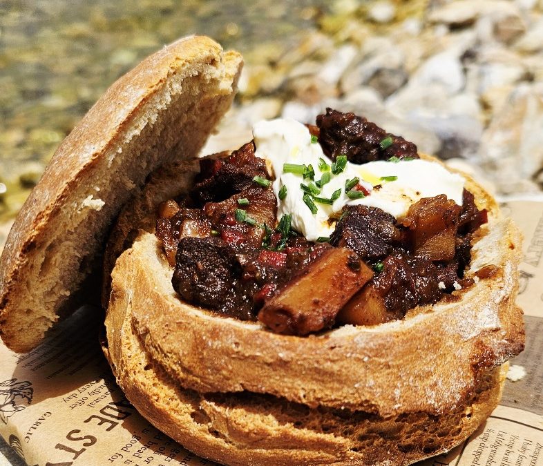 Gulasch im Brot vom Big Green EGG MiniMax /Grill