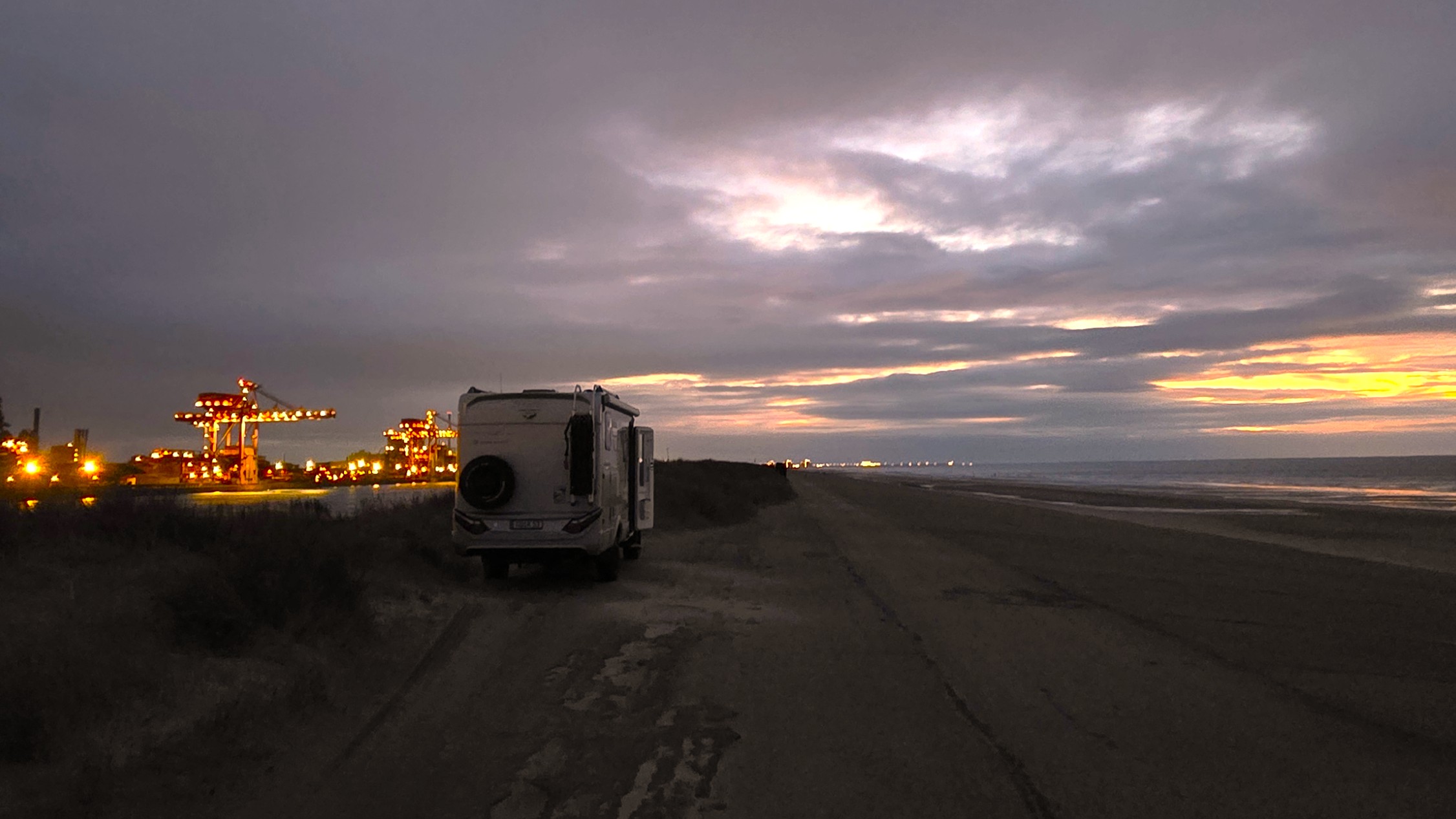Industrie und Meer bei Dunkerque