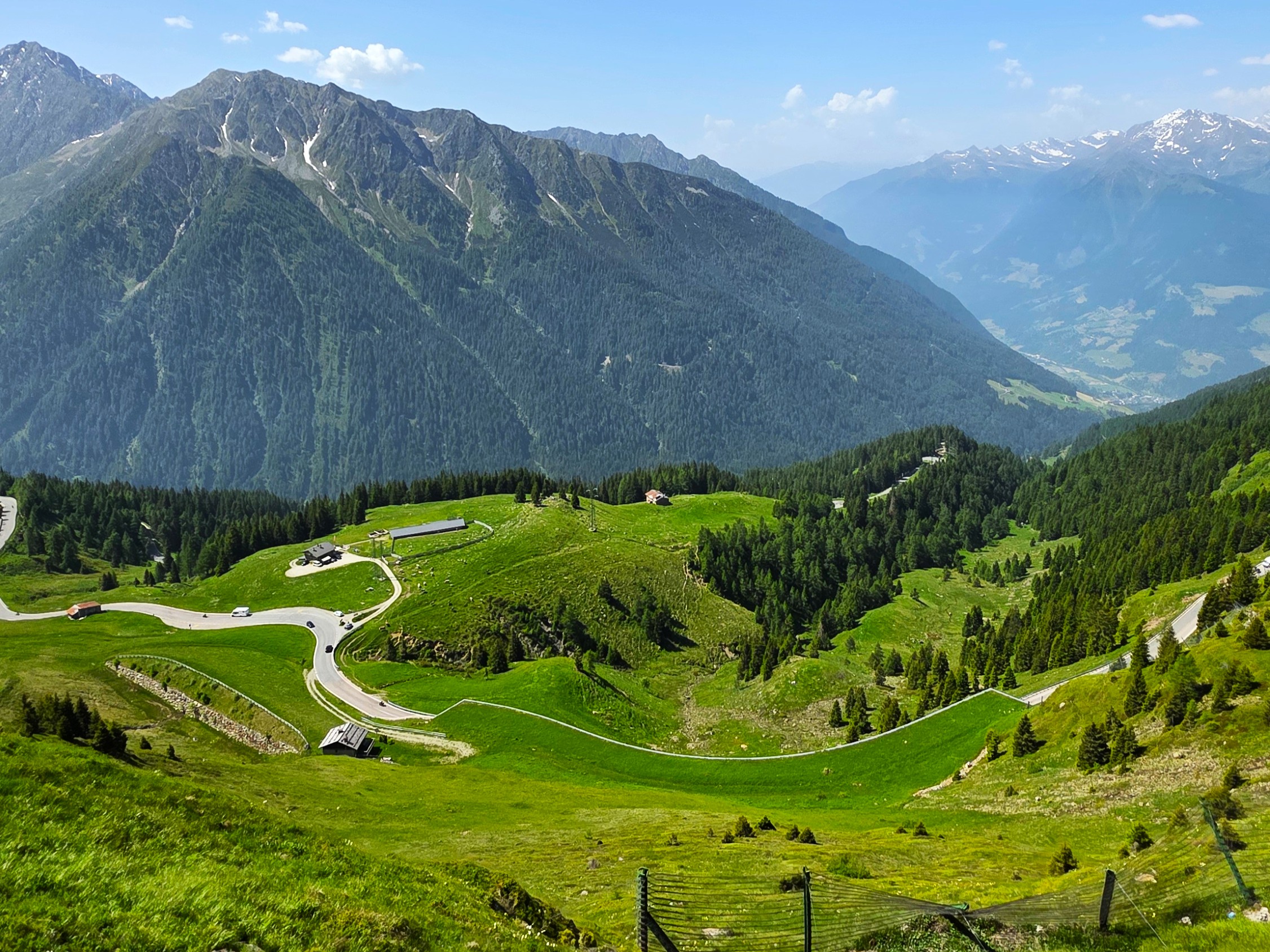 4x4 Wohnmobil auf der kurvigen Passstraße zum Jaufenpass in Südtirol bei Sonnenuntergang