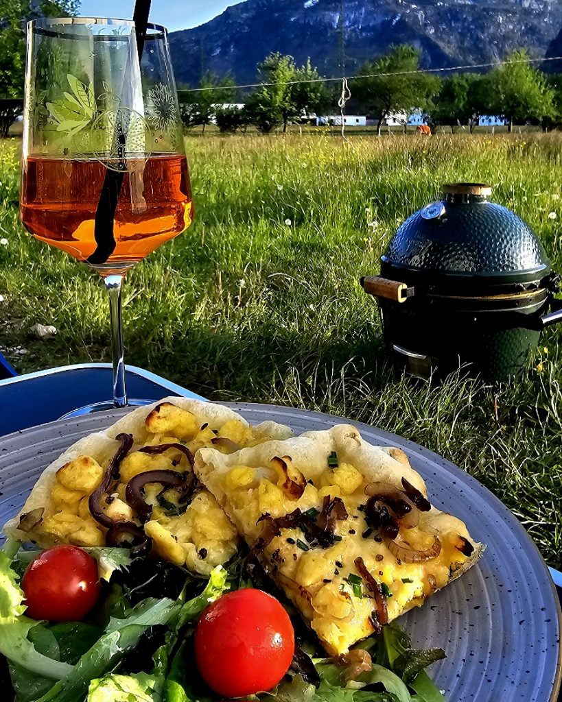 Käsespätzle Pizza big greenegg minimax Knusprige Käsespätzle-Pizza mit viel Käse und Röstzwiebeln auf dem Pizzastein im Big Green Egg MiniMax.