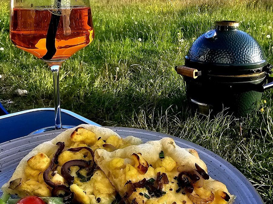 Pizza Käsespätzle vom Big Green EGG MiniMax /Grill