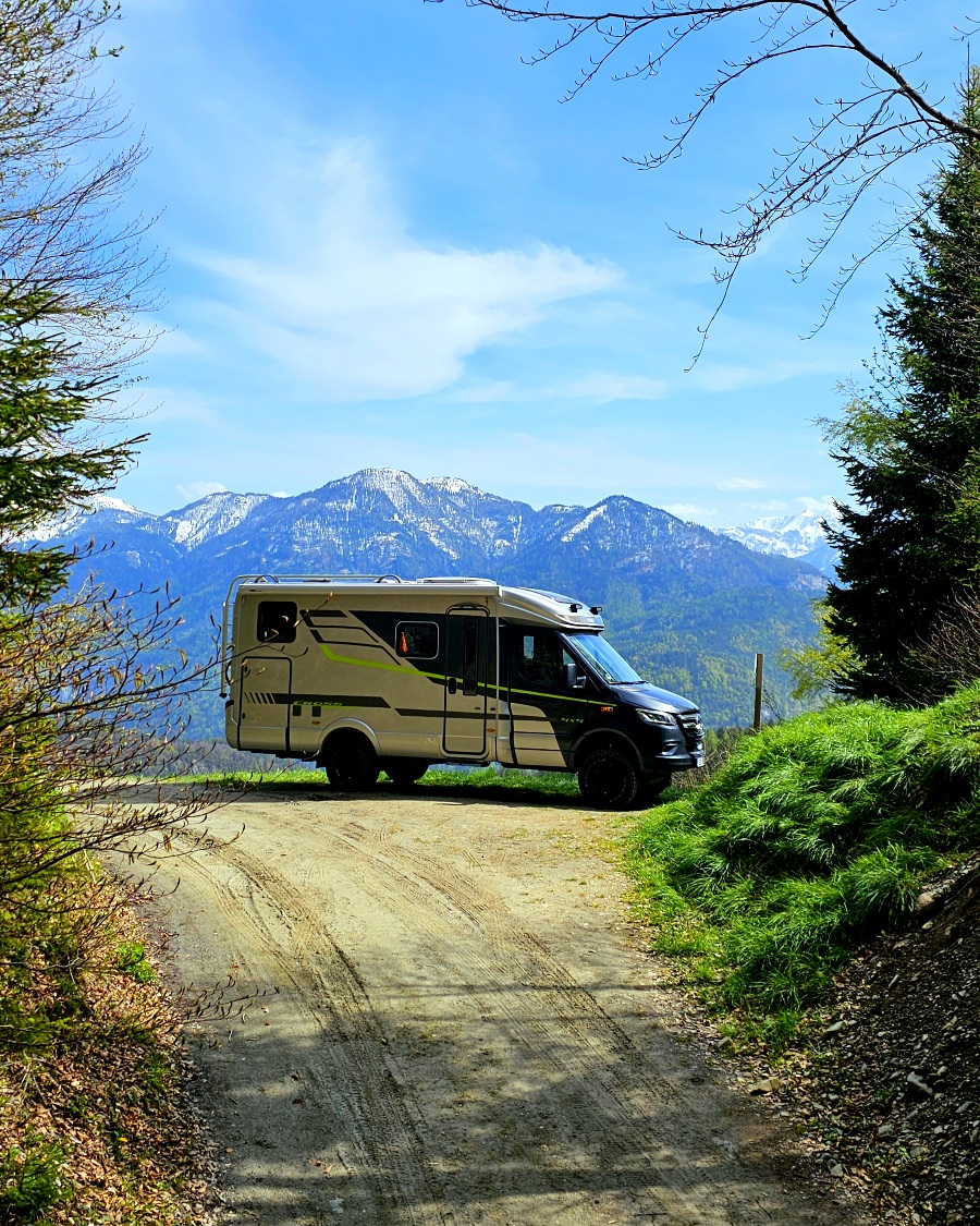 Wohnmobil auf einem idyllischen Bauernhof-Stellplatz von Landvergnügen