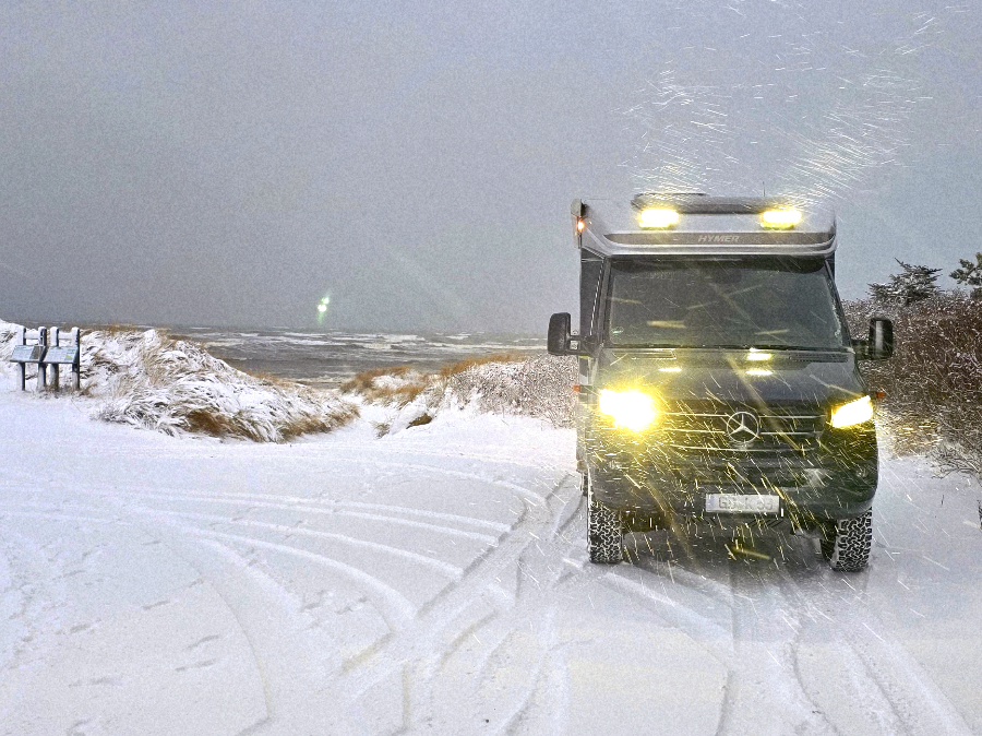Wohnmobil auf dem Parkplatz am Hafen von Sæby in Dänemark während einer Wintertour im Januar 2026.