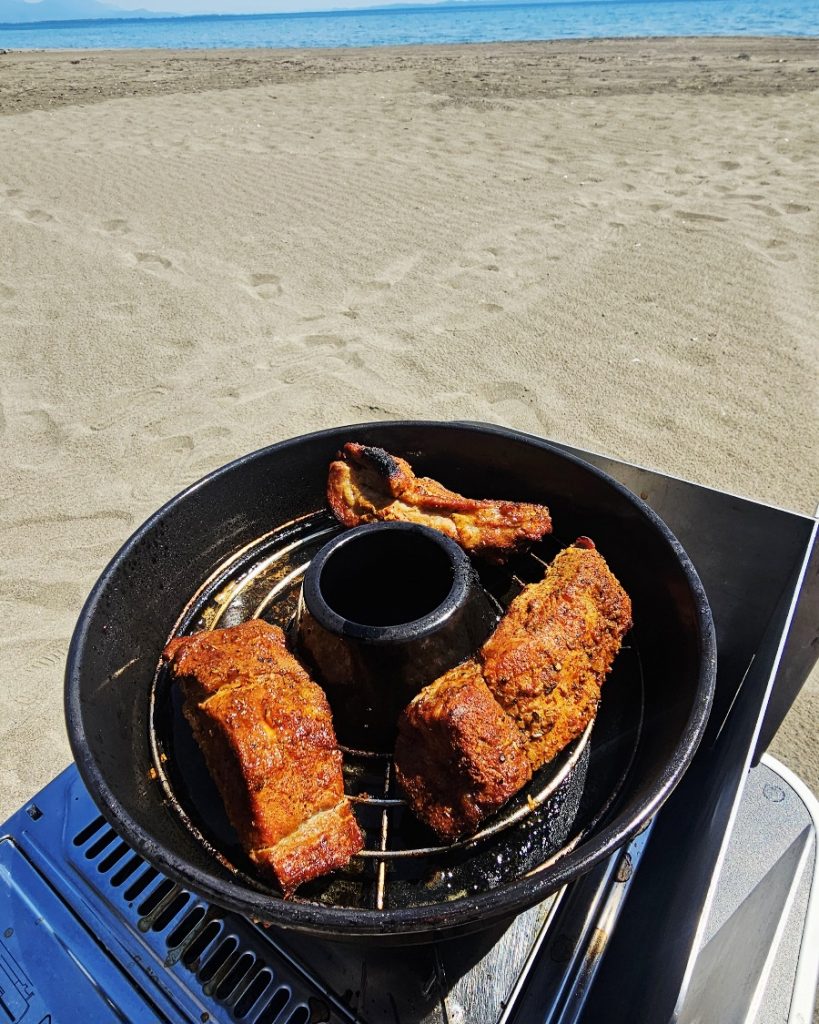 Saftig zerzupftes Pulled Pork mit BBQ-Sauce direkt im Omnia Campingbackofen zubereitet.