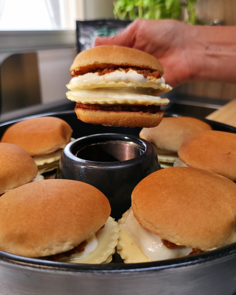 Ravioli- oder Pastaburger aus dem Omnia Campingbackofen Ravioli-Burger aus dem Omnia Campingbackofen, geschichtet wie ein Burger, mit Käse überbacken.