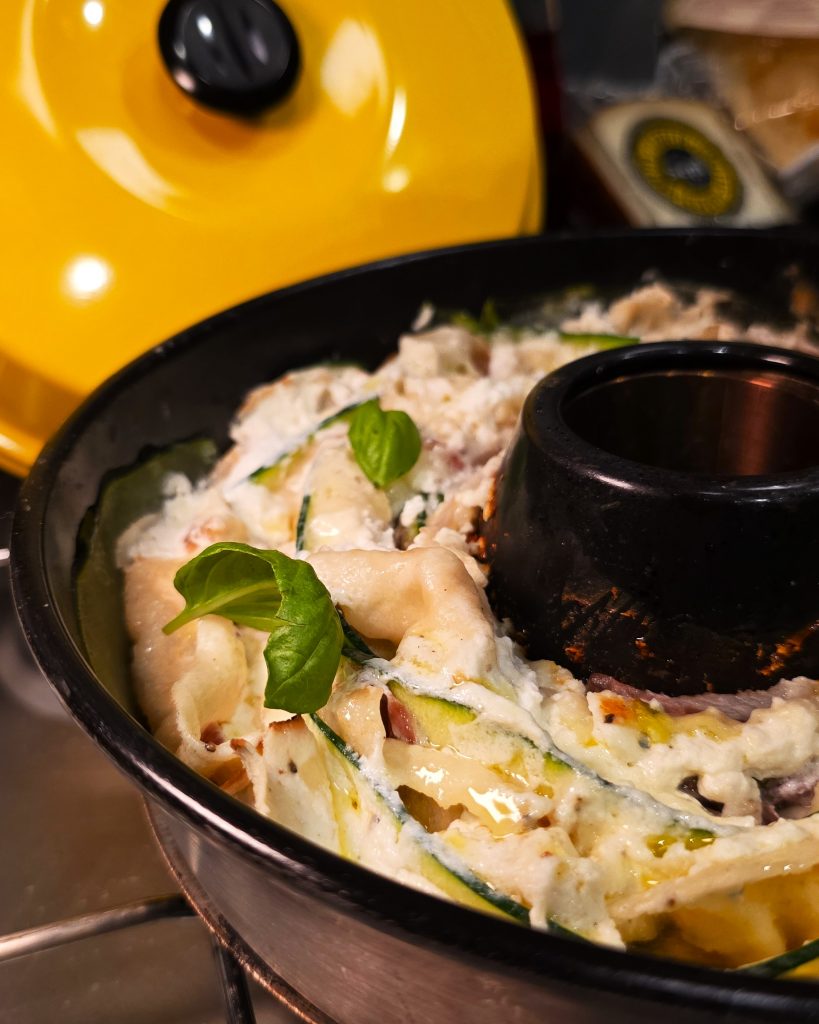 Sardische Lasagne aus dem Omnia Campingbackofen Sardische Lasagne aus dem Omnia Campingbackofen mit Zucchini, Champignons, Prosciutto Crudo und Pane Carasau, geschichtet und cremig gebacken.