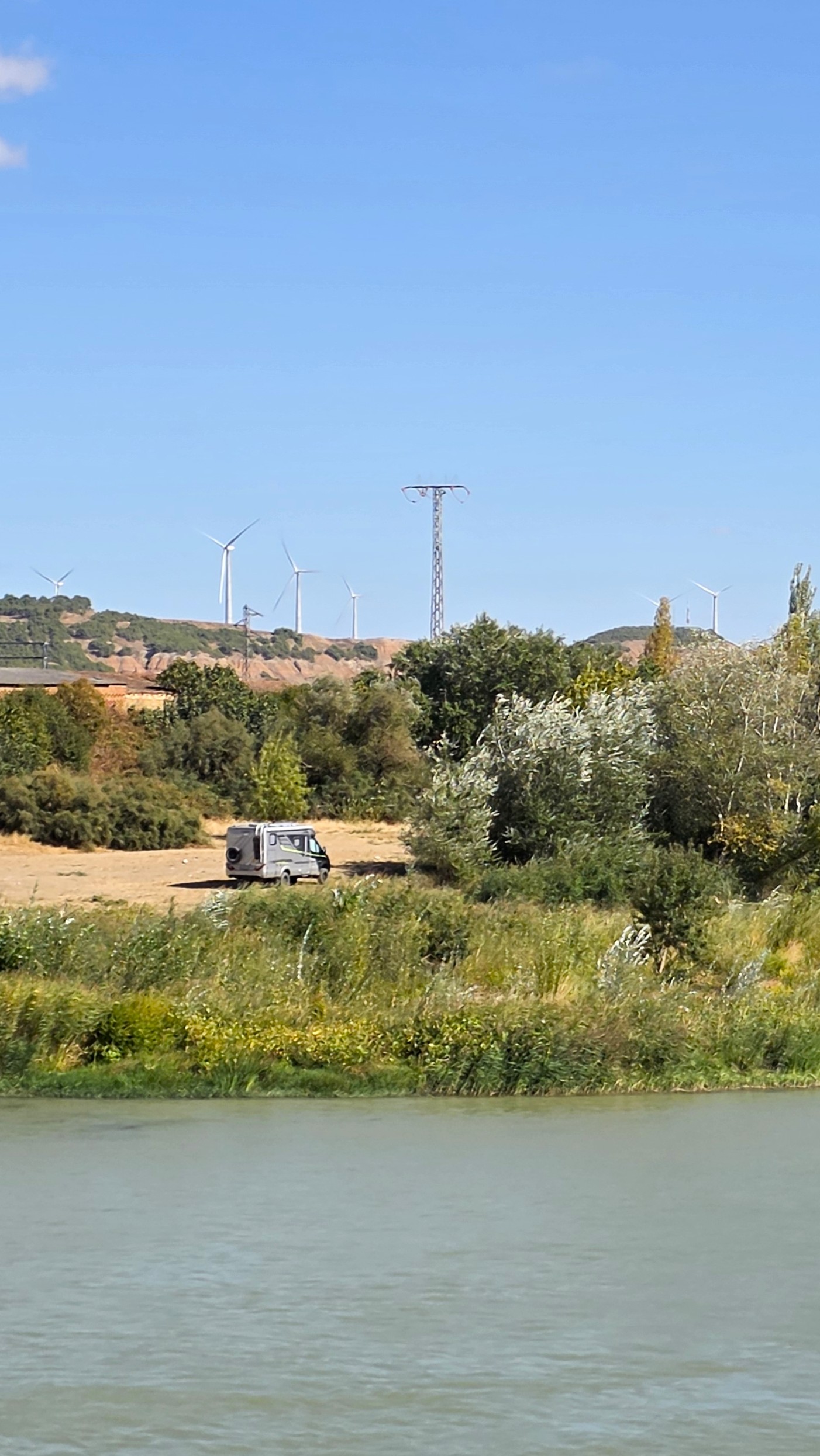 Parkplatz in Flussnähe bei Tudela am Ebro