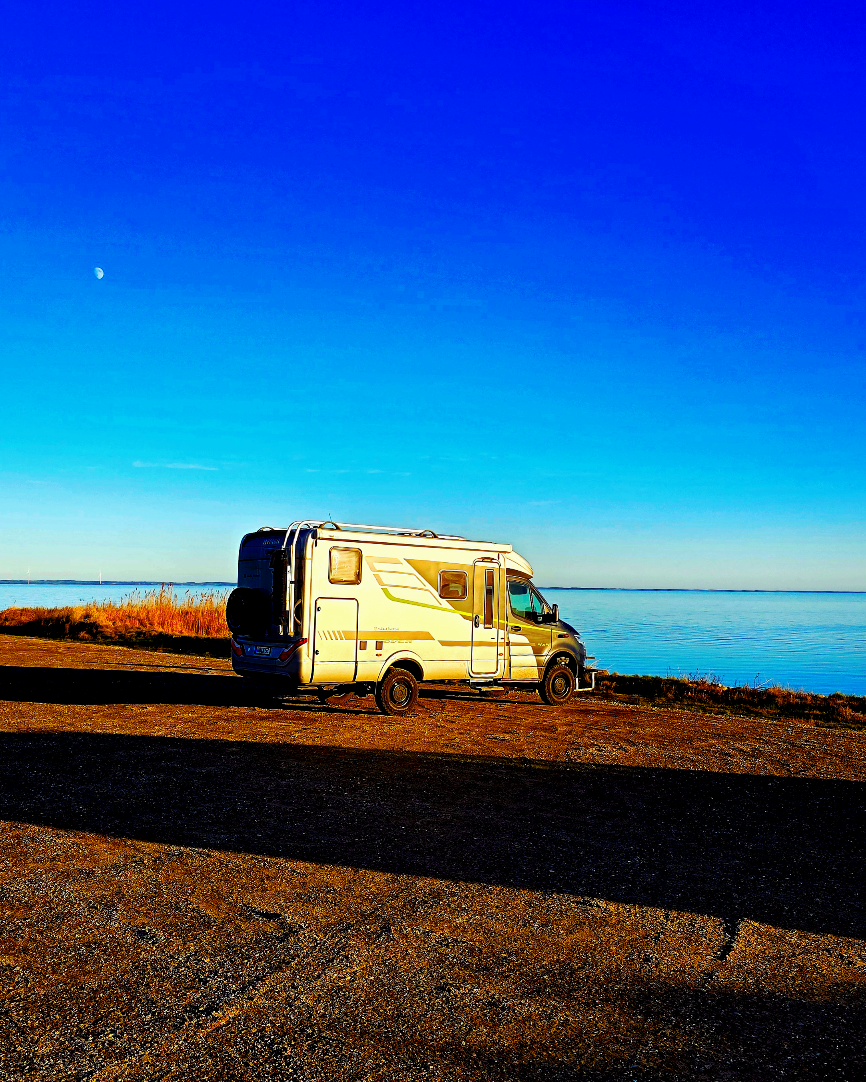Stellplatz im Autocamp Hvide Sande mit Blick auf den Ringkøbing Fjord im Winter.