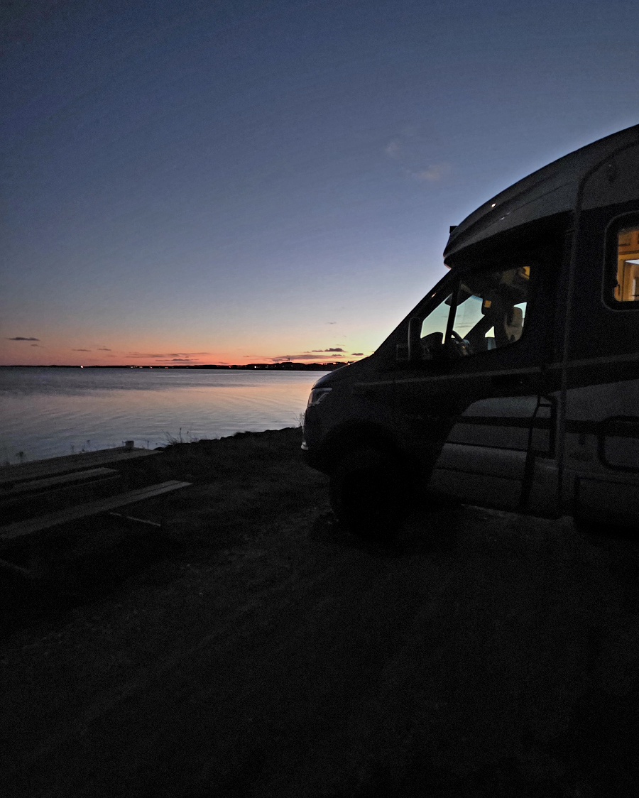 Stellplatz im Autocamp Hvide Sande mit Blick auf den Ringkøbing Fjord im Winter.